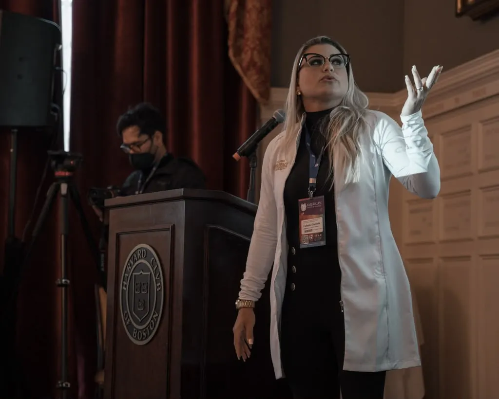 Dra. Danielle Furtado palestrando no Harvard Club